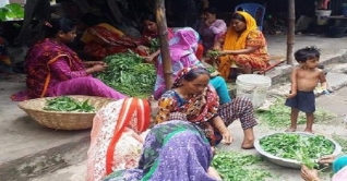 করোনায় কর্মহীন দিনমজুরদের পাশে সংস্কৃতিকর্মী শিউলি করোনায় কর্মহীন দিনমজুরদের পাশে সংস্কৃতিকর্মী শিউলি