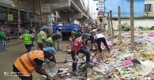 পরিচ্ছন্ন কুমিল্লা গড়তে কাজ করছে একদল তরুণ