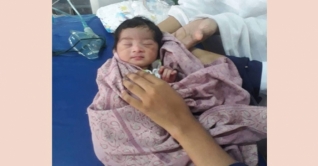 সেই নবজাতককে দত্তক নিতে জনতার ভিড়, পুলিশ মোতায়েন