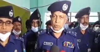 ডিআইজির কাছে নির্যাতনের বর্ণনা দিলেন নোয়াখালীর সেই নারী ডিআইজির কাছে নির্যাতনের বর্ণনা দিলেন নোয়াখালীর সেই নারী