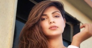 অবশেষে জামিন পেলেন রিয়া চক্রবর্তী অবশেষে জামিন পেলেন রিয়া চক্রবর্তী