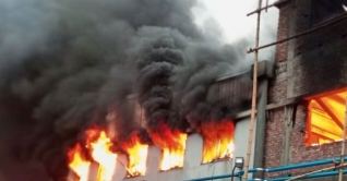 সাড়ে ৪ ঘণ্টা পর নিয়ন্ত্রণে নারায়ণগঞ্জের আগুন