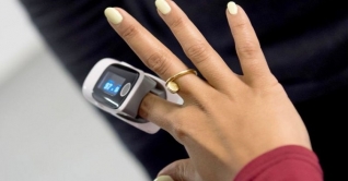 করোনা: শরীরে অক্সিজেন কমে গেলে প্রাথমিকভাবে যা করবেন করোনা: শরীরে অক্সিজেন কমে গেলে প্রাথমিকভাবে যা করবেন