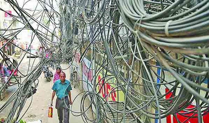 ঢাকাকে তারমুক্ত করার অভিযানে বিপাকে ইন্টারনেট গ্রাহকরা