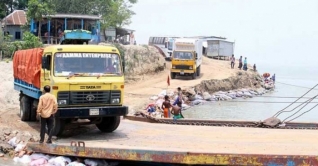 ঈদে ৬ দিন ফেরিতে পণ্যবাহী ট্রাক চলাচল বন্ধ