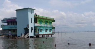 বন্যাকবলিত এলাকার স্কুল-কলেজ খোলা রাখার নির্দেশ