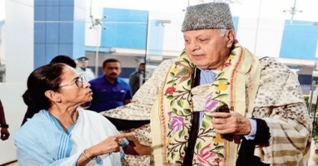 ফারুক আবদুল্লার পাশে দাঁড়ানোর আশ্বাস মমতার ফারুক আবদুল্লার পাশে দাঁড়ানোর আশ্বাস মমতার