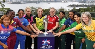 নারী টি-টোয়েন্টি বিশ্বকাপ: ট্রফি নিয়ে ফটোসেশনে অধিনায়করা