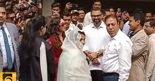 মিরপুর স্টেডিয়ামে খেলা উপভোগ করছেন জাইমা রহমান মিরপুর স্টেডিয়ামে খেলা উপভোগ করছেন জাইমা রহমান