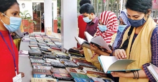 করোনার সংক্রমণ এড়াতে বইমেলার সময় কমলো