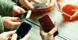 মোবাইল ব্যবহারে ব্যয় বাড়ছে মোবাইল ব্যবহারে ব্যয় বাড়ছে