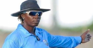 পুরুষদের ক্রিকেটে প্রথম নারী আম্পায়ার জ্যাকুলিন