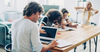 করোনা: কাজ না থাকায় চরম অর্থকষ্টে ব্রিটেনের অনেক শিক্ষার্থী করোনা: কাজ না থাকায় চরম অর্থকষ্টে ব্রিটেনের অনেক শিক্ষার্থী