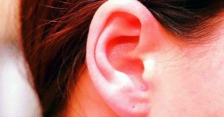 কানে কম শোনার কারণ ও করণীয় কানে কম শোনার কারণ ও করণীয়