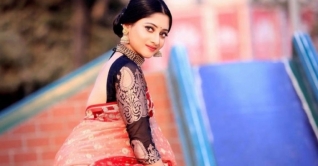 মাধ্যমিকে উত্তীর্ণ হওয়ায় খুশি পূজা চেরী