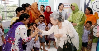 প্রয়াস স্কুল পরিদর্শনে বান কি মুনের স্ত্রী