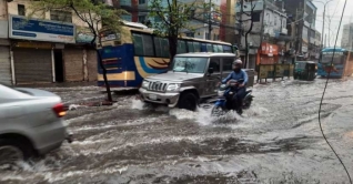 জলাবদ্ধতায় সীমাহীন দুর্ভোগ নগরবাসীর