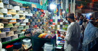 জমে উঠেছে আতর-টুপি ও জায়নামাজের বাজার