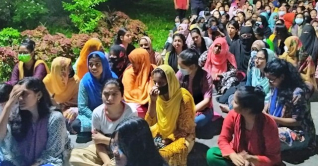 বিক্ষোভ থামিয়ে হলে ফিরেছেন চবি ছাত্রীরা বিক্ষোভ থামিয়ে হলে ফিরেছেন চবি ছাত্রীরা