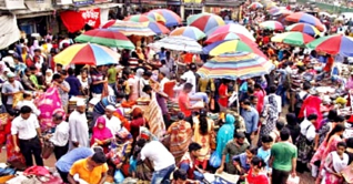 ঈদের আগেই জমে উঠেছে ফুটপাতের কেনাকাটা ঈদের আগেই জমে উঠেছে ফুটপাতের কেনাকাটা