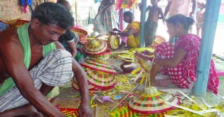 কুটিরশিল্পকে টিকিয়ে রাখতে সুকান্তর সংগ্রাম কুটিরশিল্পকে টিকিয়ে রাখতে সুকান্তর সংগ্রাম