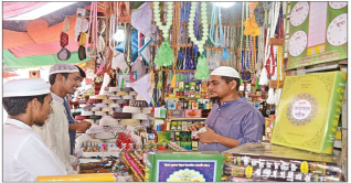 শেষ মুহূর্তে চলছে আতর-টুপি-জায়নামাজ কেনা