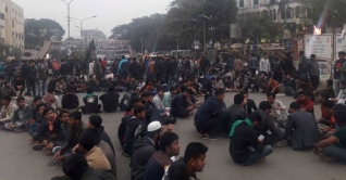 পূজার দিনে ভোট, শাহবাগে ঢাবি শিক্ষার্থীদের বিক্ষোভ