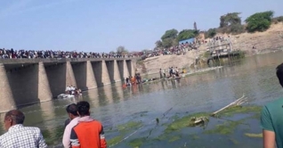 রাজস্থানে বিয়ের বাস নদীতে; নারী-শিশুসহ নিহত ২৫ রাজস্থানে বিয়ের বাস নদীতে; নারী-শিশুসহ নিহত ২৫