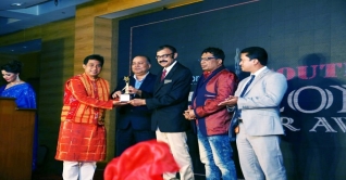 সাউথ এশিয়ান আইকনিক অ্যাওয়ার্ড পেলেন সুজন হাজং