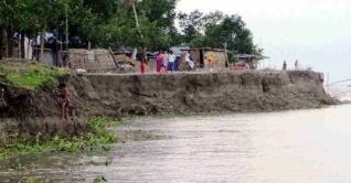 কমছে তিস্তার পানি, বাড়ছে ভাঙন