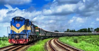 ট্রেনে কাটা পড়ে ছেলেসহ বাবা-মা নিহত