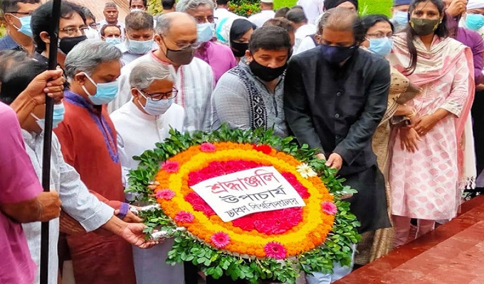 ফুলেল শ্রদ্ধা ও ভালোবাসায় জাতীয় কবিকে স্মরণ