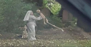 কবরস্থানে কঙ্কালের সঙ্গে নাচছেন নারী, দৃশ্য দেখে তটস্থ স্থানীয়রা