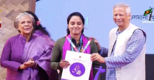 অদম্য নারী পুরস্কার তুলে দিলেন প্রধান উপদেষ্টা অদম্য নারী পুরস্কার তুলে দিলেন প্রধান উপদেষ্টা
