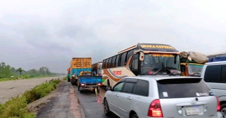 ঢাকা-টাঙ্গাইল মহাসড়কে ১২ কিলোমিটার যানজট ঢাকা-টাঙ্গাইল মহাসড়কে ১২ কিলোমিটার যানজট