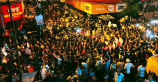 মেয়েদের দখলে পশ্চিমবঙ্গের বিভিন্ন শহরের রাতের রাজপথ মেয়েদের দখলে পশ্চিমবঙ্গের বিভিন্ন শহরের রাতের রাজপথ