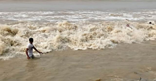 বঙ্গোপসাগরে নিম্নচাপ: উত্তাল সমুদ্রে পর্যটকদের উল্লাস বঙ্গোপসাগরে নিম্নচাপ: উত্তাল সমুদ্রে পর্যটকদের উল্লাস