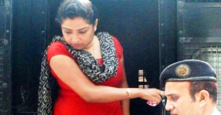 জামিন পেলেও এখনই বন্দিদশা কাটছে না দেবযানীর জামিন পেলেও এখনই বন্দিদশা কাটছে না দেবযানীর