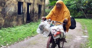 মুসলিমা’র সংসার ঘুরছে সাইকেলের চাকায় মুসলিমা’র সংসার ঘুরছে সাইকেলের চাকায়
