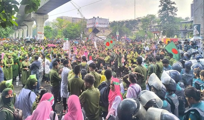 শাহবাগে ডিপ্লোমা নার্সিং শিক্ষার্থীদের অবরোধ 