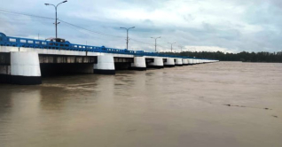 তিস্তার পানি বিপৎসীমা ছুঁই ছুঁই তিস্তার পানি বিপৎসীমা ছুঁই ছুঁই