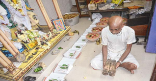 গ্রামীণ ইতিহাসের ধারক ও বাহক ‘খড়ম’ হারিয়ে যাচ্ছে গ্রামীণ ইতিহাসের ধারক ও বাহক ‘খড়ম’ হারিয়ে যাচ্ছে