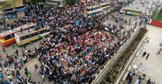 ১২ দফা দাবিতে সড়কে চলছে শিক্ষার্থীদের অবরোধ