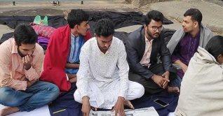 ভি‌সির বাসভব‌নের সাম‌নে শিক্ষার্থীদের অবস্থান কর্মসূচি