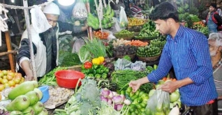বাজারে বেড়েছে আলু পেঁয়াজ সবজি ও মাছ-মাংসের দাম