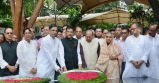 ছয় দফা দিবসে বঙ্গবন্ধুর প্রতিকৃতিতে আ`লীগের শ্রদ্ধা ছয় দফা দিবসে বঙ্গবন্ধুর প্রতিকৃতিতে আ`লীগের শ্রদ্ধা