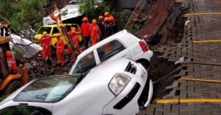 ভারতে ভারী বর্ষণে দেয়াল ধসে নারী-শিশুসহ নিহত ১৫ ভারতে ভারী বর্ষণে দেয়াল ধসে নারী-শিশুসহ নিহত ১৫