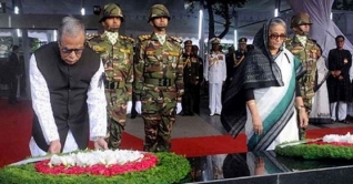 বঙ্গবন্ধুর প্রতিকৃতিতে রাষ্ট্রপতি ও প্রধানমন্ত্রীর শ্রদ্ধা বঙ্গবন্ধুর প্রতিকৃতিতে রাষ্ট্রপতি ও প্রধানমন্ত্রীর শ্রদ্ধা