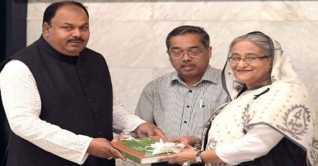 প্রধানমন্ত্রীর হাতে প্রাথমিকের পাঁচ বছরের কর্মপরিকল্পনা