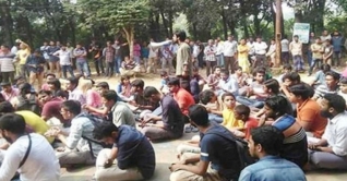 জাবি উপাচার্যের দুর্নীতির তথ্য দেবে আন্দোলনকারীরা জাবি উপাচার্যের দুর্নীতির তথ্য দেবে আন্দোলনকারীরা